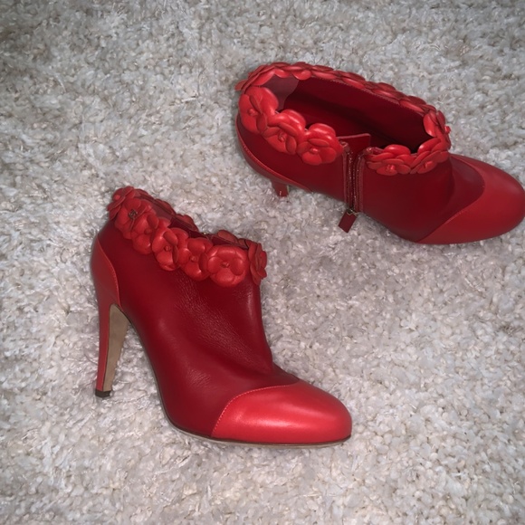 Chanel limited edition Camellia flower ankle boots in red - Picture 4 of 4